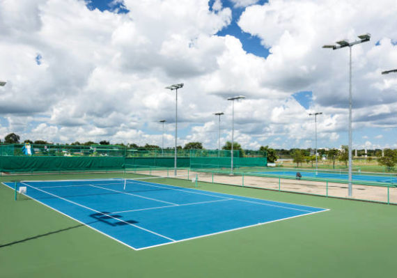 Avant de commencer toute transformation de courts de tennis à Mougins, commencez par évaluer l'état actuel de vos courts de tennis.