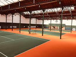 Dans le domaine de la construction de courts de tennis à Mougins, Service Tennis se distingue par son expertise et son souci du détail.