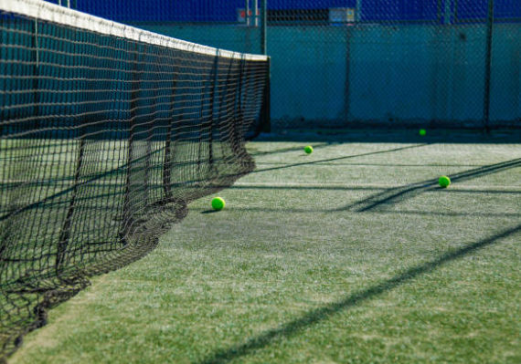 Construction d'un terrain de tennis en gazon synthétique à toulon