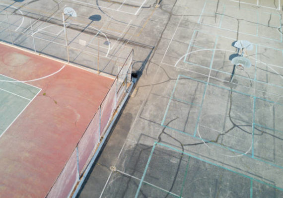 rénovation d’un court de tennis en béton poreux à Cannes