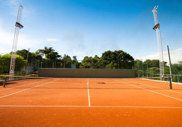 Construction d'un court de tennis à Cannes