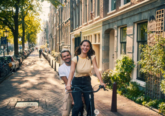 Le road trip s’adapte à tous les types de voyageurs. Que l’on parte seul, en couple ou en groupe, il offre des avantages pour chacun.