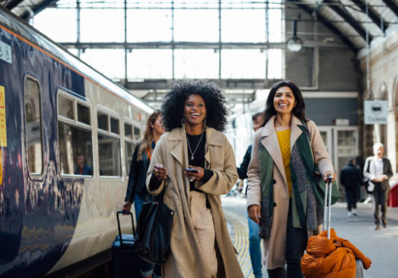Le smartphone reste l'allié indispensable du voyageur connecté. En effet, il permet de rester en contact avec ses proches.
