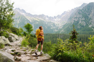 Le slow travel gagne du terrain chaque jour. En effet, cette tendance invite les voyageurs à explorer le monde différemment.