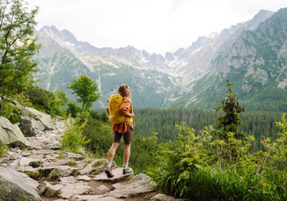Le slow travel gagne du terrain chaque jour. En effet, cette tendance invite les voyageurs à explorer le monde différemment.