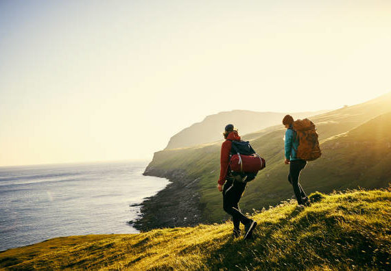 Travailler en voyage devient une pratique courante. voyage économique nomadisme digital hébergement pas cher sont des termes qui définissent cette