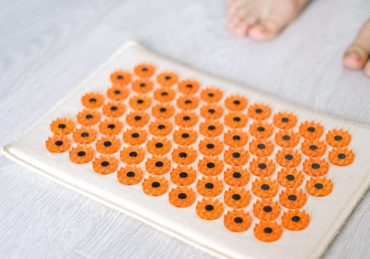 découvrez les bienfaits étonnants des tapis d'acupression ! améliorez votre circulation sanguine, soulagez le stress, et apaisez les douleurs musculaires grâce à cette méthode naturelle. transformez votre bien-être au quotidien avec l'acupression.