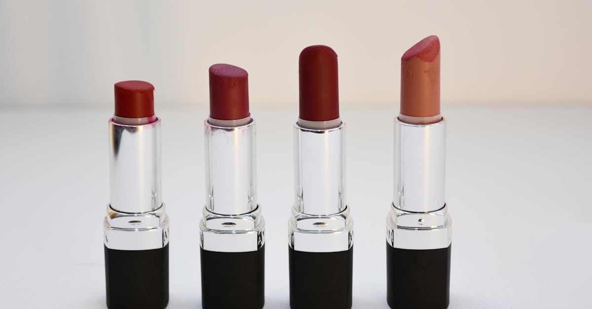 découvrez notre sélection de rouges à lèvres irrésistibles pour sublimer votre sourire. du fini mat au brillant, trouvez la teinte parfaite qui correspond à votre style et votre personnalité. offrez à vos lèvres une couleur éclatante et une hydratation optimale !