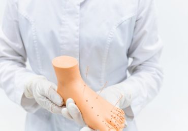 découvrez l'acupression, une technique ancestrale de médecine douce qui utilise des points de pression sur le corps pour soulager les douleurs, réduire le stress et améliorer votre bien-être général. apprenez à maîtriser cette pratique bénéfique pour un équilibre physique et émotionnel optimal.