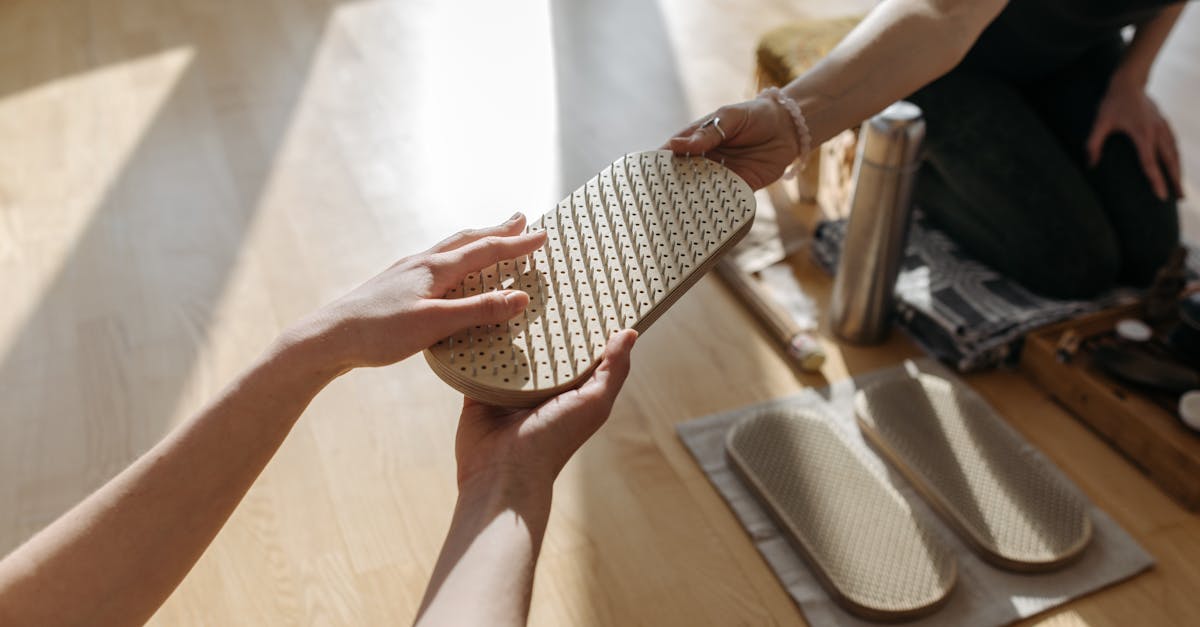 découvrez l'acupression, une thérapie naturelle qui utilise la pression sur des points spécifiques du corps pour soulager le stress, apaiser les douleurs et favoriser le bien-être. apprenez les techniques essentielles et intégrez cette approche holistique dans votre quotidien.