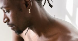 découvrez l'acupression, une technique thérapeutique ancestrale qui utilise la pression des doigts sur des points spécifiques du corps pour soulager le stress, réduire la douleur et favoriser le bien-être général. apprenez comment cette méthode naturelle peut améliorer votre santé et votre équilibre émotionnel.
