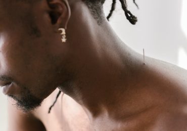 découvrez l'acupression, une technique thérapeutique ancestrale qui utilise la pression des doigts sur des points spécifiques du corps pour soulager le stress, réduire la douleur et favoriser le bien-être général. apprenez comment cette méthode naturelle peut améliorer votre santé et votre équilibre émotionnel.