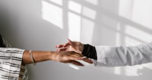 découvrez l'acupression, une technique de guérison ancestrale qui utilise la pression sur des points spécifiques du corps pour soulager la douleur, réduire le stress et améliorer le bien-être général. apprenez comment cette pratique millénaire peut transformer votre santé physique et mentale.