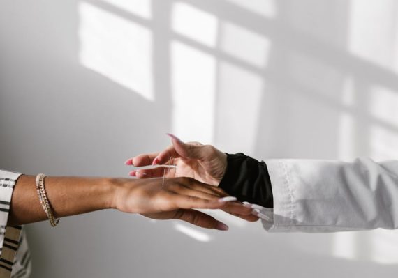découvrez l'acupression, une technique de guérison ancestrale qui utilise la pression sur des points spécifiques du corps pour soulager la douleur, réduire le stress et améliorer le bien-être général. apprenez comment cette pratique millénaire peut transformer votre santé physique et mentale.