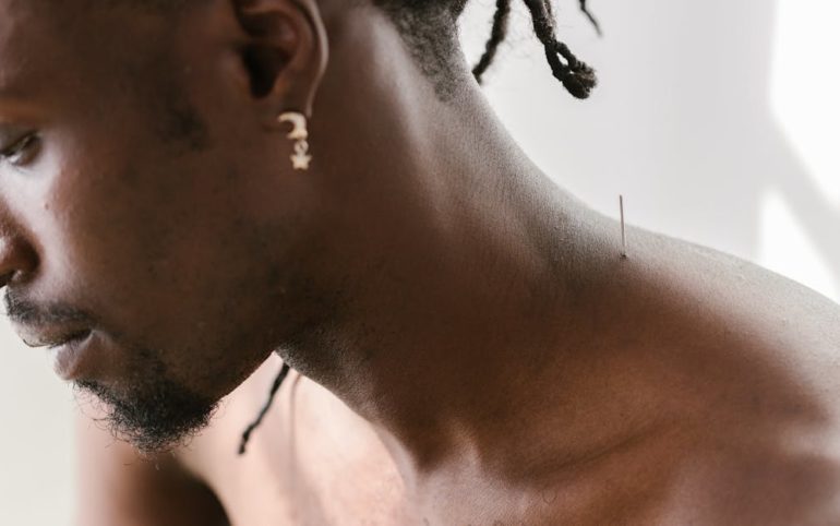 découvrez l'acupression, une technique thérapeutique ancestrale qui utilise la pression des doigts sur des points spécifiques du corps pour soulager le stress, réduire la douleur et favoriser le bien-être général. apprenez comment cette méthode naturelle peut améliorer votre santé et votre équilibre émotionnel.