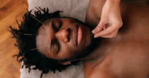 découvrez l'acupression, une pratique ancestrale chinoise qui utilise des points de pression pour soulager le stress, apaiser les douleurs et améliorer votre bien-être général. plongez dans les bienfaits de cette thérapie naturelle et apprenez à l'intégrer facilement dans votre quotidien.