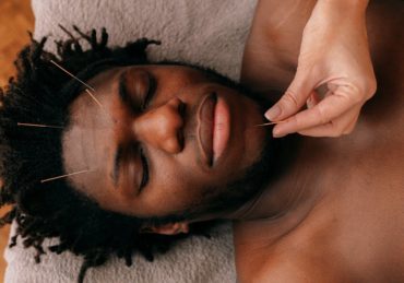 découvrez l'acupression, une pratique ancestrale chinoise qui utilise des points de pression pour soulager le stress, apaiser les douleurs et améliorer votre bien-être général. plongez dans les bienfaits de cette thérapie naturelle et apprenez à l'intégrer facilement dans votre quotidien.