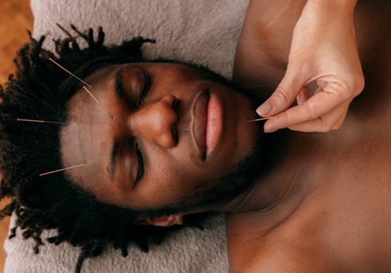 découvrez l'acupression, une pratique ancestrale chinoise qui utilise des points de pression pour soulager le stress, apaiser les douleurs et améliorer votre bien-être général. plongez dans les bienfaits de cette thérapie naturelle et apprenez à l'intégrer facilement dans votre quotidien.