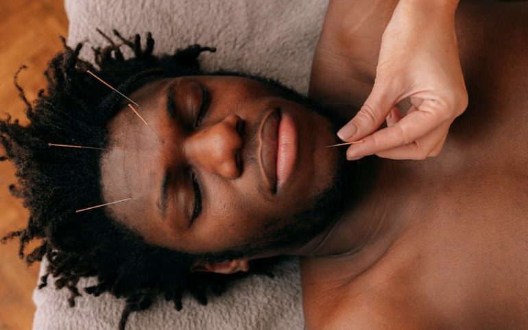 découvrez l'acupression, une pratique ancestrale chinoise qui utilise des points de pression pour soulager le stress, apaiser les douleurs et améliorer votre bien-être général. plongez dans les bienfaits de cette thérapie naturelle et apprenez à l'intégrer facilement dans votre quotidien.
