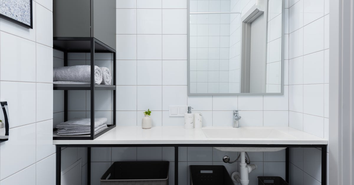 découvrez nos astuces et conseils pour organiser efficacement votre salle de bain. transformez votre espace en un lieu fonctionnel et agréable, en optimisant le rangement de vos produits de beauté, serviettes et accessoires.