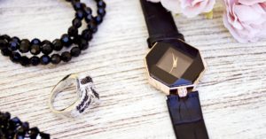 découvrez notre collection tendance d'accessoires de mode, parfaite pour rehausser votre style. des sacs élégants aux bijoux scintillants, trouvez les pièces essentielles pour sublimer vos tenues avec flair.