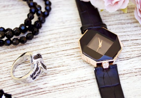découvrez notre collection tendance d'accessoires de mode, parfaite pour rehausser votre style. des sacs élégants aux bijoux scintillants, trouvez les pièces essentielles pour sublimer vos tenues avec flair.