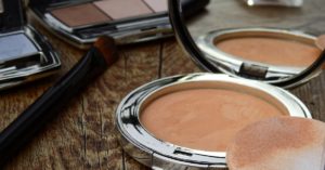 découvrez des astuces innovantes et des solutions pratiques pour organiser votre maquillage de manière élégante et fonctionnelle. transformez votre routine beauté avec des conseils sur le rangement, le tri et l'accessibilité de vos produits de maquillage.