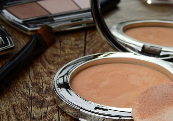 découvrez des astuces innovantes et des solutions pratiques pour organiser votre maquillage de manière élégante et fonctionnelle. transformez votre routine beauté avec des conseils sur le rangement, le tri et l'accessibilité de vos produits de maquillage.