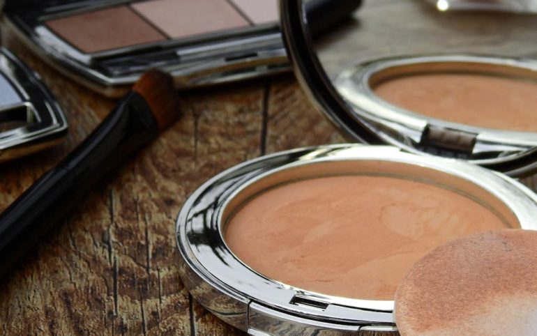 découvrez des astuces innovantes et des solutions pratiques pour organiser votre maquillage de manière élégante et fonctionnelle. transformez votre routine beauté avec des conseils sur le rangement, le tri et l'accessibilité de vos produits de maquillage.