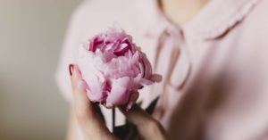 découvrez l'élégance naturelle qui sublime chaque moment. plongez dans un univers où la beauté authentique et la simplicité se rencontrent pour créer une harmonie parfaite. révélez votre charme avec des choix raffinés et respectueux de l'environnement.