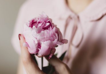 découvrez l'élégance naturelle qui sublime chaque moment. plongez dans un univers où la beauté authentique et la simplicité se rencontrent pour créer une harmonie parfaite. révélez votre charme avec des choix raffinés et respectueux de l'environnement.