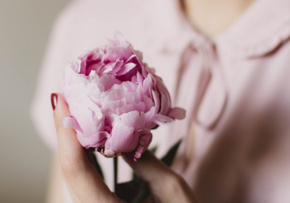 découvrez l'élégance naturelle qui sublime chaque moment. plongez dans un univers où la beauté authentique et la simplicité se rencontrent pour créer une harmonie parfaite. révélez votre charme avec des choix raffinés et respectueux de l'environnement.