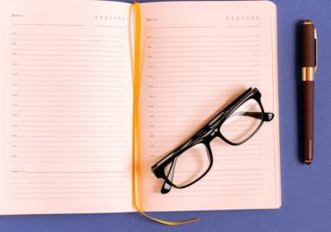 découvrez notre sélection d'accessoires de lecture, conçus pour améliorer votre expérience de lecture. des lampes, marque-pages, et supports de livres aux lunettes, trouvez tout ce qu'il vous faut pour savourer chaque page. parfait pour les passionnés de littérature !
