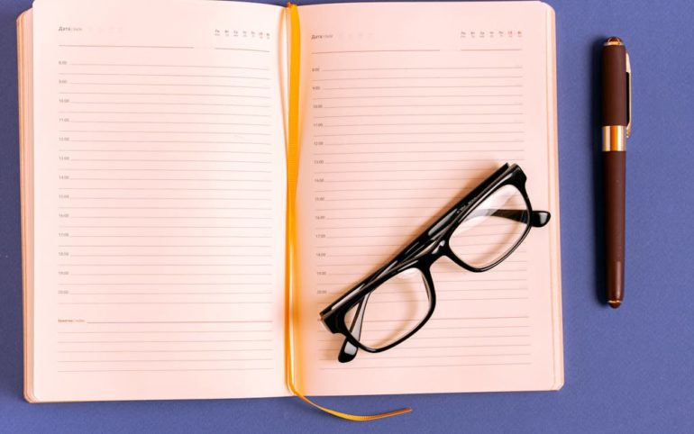 découvrez notre sélection d'accessoires de lecture, conçus pour améliorer votre expérience de lecture. des lampes, marque-pages, et supports de livres aux lunettes, trouvez tout ce qu'il vous faut pour savourer chaque page. parfait pour les passionnés de littérature !