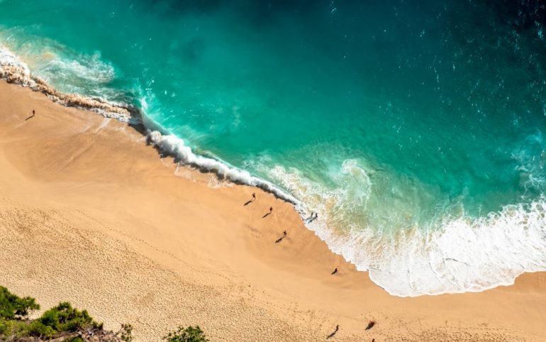 découvrez bali, l'île des dieux : plages paradisiaques, rizières éclatantes, temples majestueux et culture balinaise authentique. organisez un voyage inoubliable au cœur de l’indonésie.
