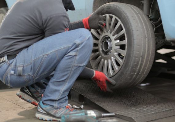 découvrez nos conseils et astuces pour l'entretien de voiture : révisions, vidange, freins, pneus, et diagnostic. prolongez la vie de votre véhicule grâce à un entretien régulier et efficace.