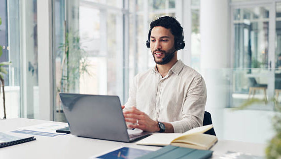 Intégrer une ambiance sonore adaptée dans une visite virtuelle Lyon permet de recréer l’atmosphère