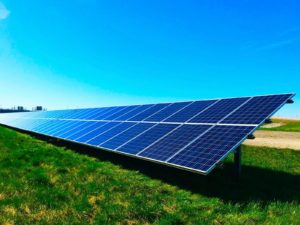 Réaliser un nettoyage de panneaux solaires à Genève permet donc de retrouver une production électrique optimale tout en