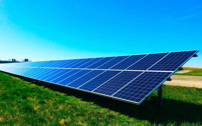 Réaliser un nettoyage de panneaux solaires à Genève permet donc de retrouver une production électrique optimale tout en